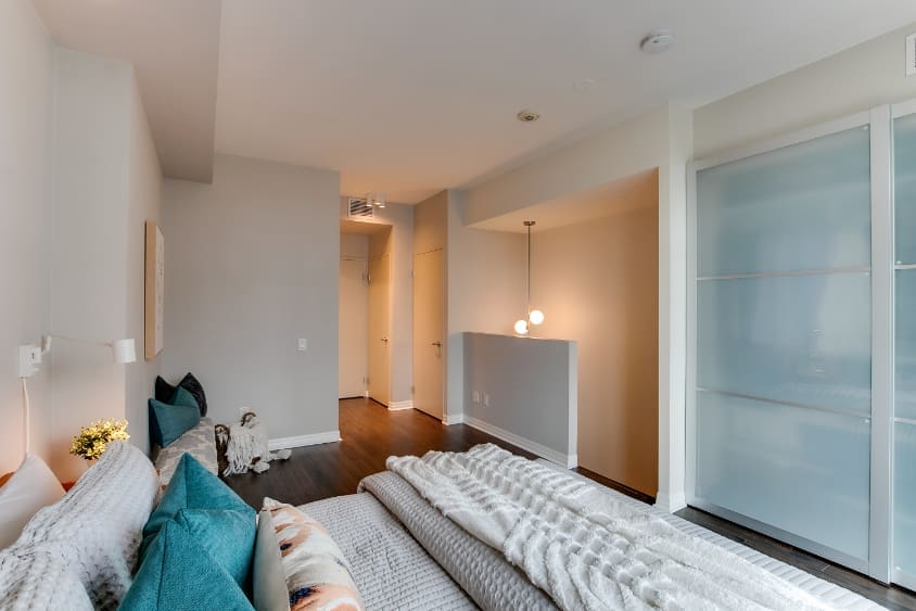 901 Queen Street West 206 Sidorova